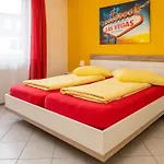 Art City-studios 6 Und 9 Mit 2 Schlafzimmern, Gross, Modern, Citynah, Kostenfreie Parkplaetze, Sued-balkons, Ruhig, Herkulesblick, Voll Ausgestattet * Κάσελ