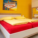 Art City-studios 6 Und 9 Mit 2 Schlafzimmern, Gross, Modern, Citynah, Kostenfreie Parkplaetze, Sued-balkons, Ruhig, Herkulesblick, Voll Ausgestattet Appartamento *