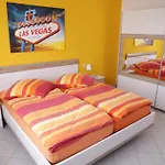 Art City-studios 6 Und 9 Mit 2 Schlafzimmern, Gross, Modern, Citynah, Kostenfreie Parkplaetze, Sued-balkons, Ruhig, Herkulesblick, Voll Ausgestattet *