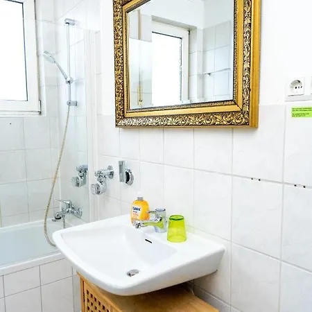 Art City-studios 6 Und 9 Mit 2 Schlafzimmern, Gross, Modern, Citynah, Kostenfreie Parkplaetze, Sued-balkons, Ruhig, Herkulesblick, Voll Ausgestattet *