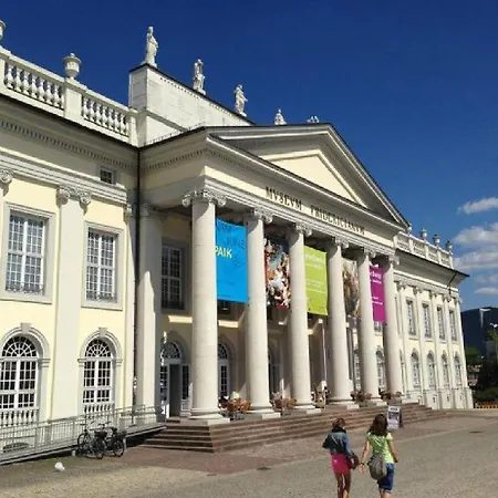 Daire Art City-studios 6 Und 9 Mit 2 Schlafzimmern, Gross, Modern, Citynah, Kostenfreie Parkplaetze, Sued-balkons, Ruhig, Herkulesblick, Voll Ausgestattet