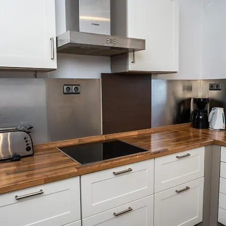 Art City-studios 6 Und 9 Mit 2 Schlafzimmern, Gross, Modern, Citynah, Kostenfreie Parkplaetze, Sued-balkons, Ruhig, Herkulesblick, Voll Ausgestattet *