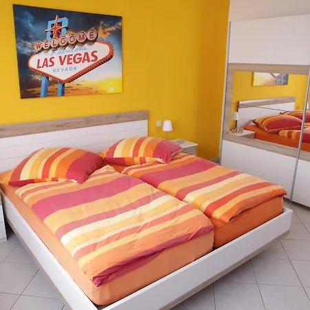 Art City-studios 6 Und 9 Mit 2 Schlafzimmern, Gross, Modern, Citynah, Kostenfreie Parkplaetze, Sued-balkons, Ruhig, Herkulesblick, Voll Ausgestattet *