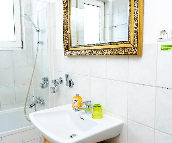 Art City-studios 6 Und 9 Mit 2 Schlafzimmern, Gross, Modern, Citynah, Kostenfreie Parkplaetze, Sued-balkons, Ruhig, Herkulesblick, Voll Ausgestattet *