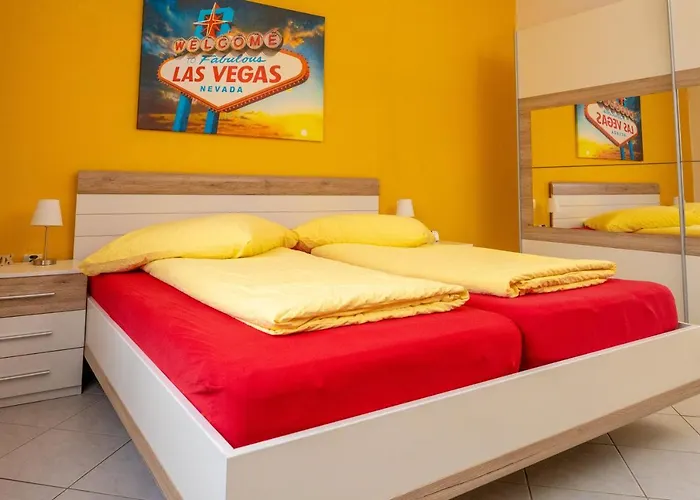 Art City-studios 6 Und 9 Mit 2 Schlafzimmern, Gross, Modern, Citynah, Kostenfreie Parkplaetze, Sued-balkons, Ruhig, Herkulesblick, Voll Ausgestattet דירה *