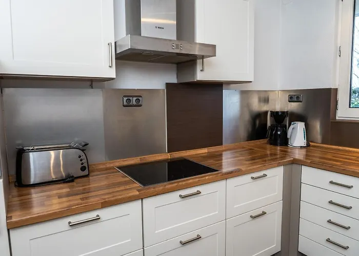 Art City-studios 6 Und 9 Mit 2 Schlafzimmern, Gross, Modern, Citynah, Kostenfreie Parkplaetze, Sued-balkons, Ruhig, Herkulesblick, Voll Ausgestattet *