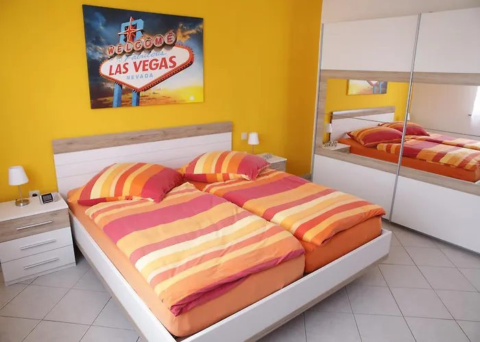 Art City-studios 6 Und 9 Mit 2 Schlafzimmern, Gross, Modern, Citynah, Kostenfreie Parkplaetze, Sued-balkons, Ruhig, Herkulesblick, Voll Ausgestattet *