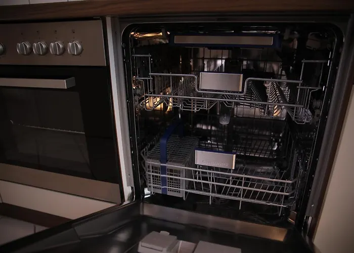 Art City-studios 6 Und 9 Mit 2 Schlafzimmern, Gross, Modern, Citynah, Kostenfreie Parkplaetze, Sued-balkons, Ruhig, Herkulesblick, Voll Ausgestattet